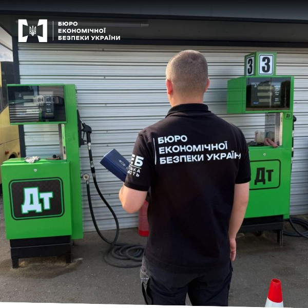 В Одесі викрили чоловіка, який понад рік нелегально продавав пальне на самовільних АЗС