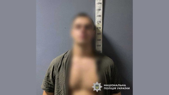 Нетверезий чоловік вибив скло в автобусі та напав на пасажирів у Києві