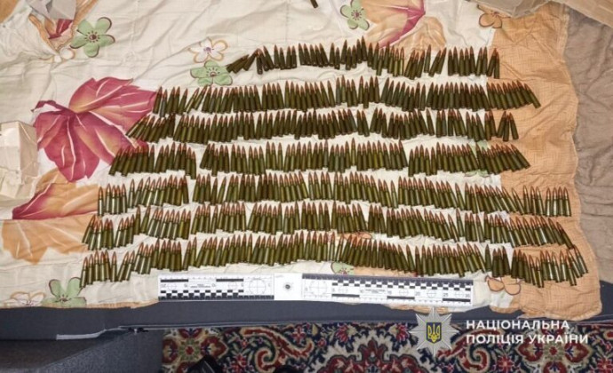 У Самарі чоловіка викрили на зберіганні понад 500 патронів різного калібру