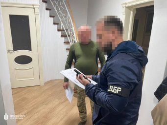На Львівщині офіцер змушував солдатів ремонтувати власний будинок та класти бруківку — ДБР