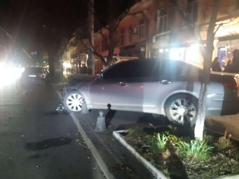 У центрі Одеси авто виїхало на тротуар і збило пішохода: водій утік У центрі Одеси авто виїхало на тротуар і збило пішохода: водій утік