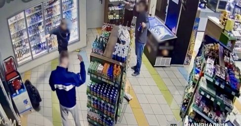 Побиття на АЗС у Броварах: двоє молодиків напали на незнайомця