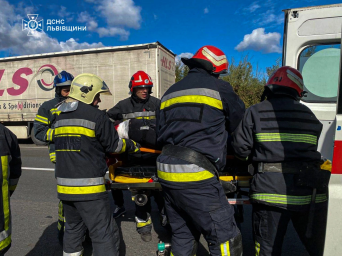 Поблизу Львова вантажівка злетіла в кювет: водія деблокували рятувальники