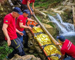 У горах Буковини рятувальники півтора кілометра несли на ношах жінку з травмованою ногою
