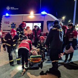 У Львові рятувальники звільнили пішохода, затиснутого під авто