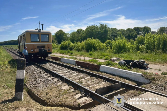 На Хмельниччині 12-річний хлопець на скутері загинув на залізничному переїзді