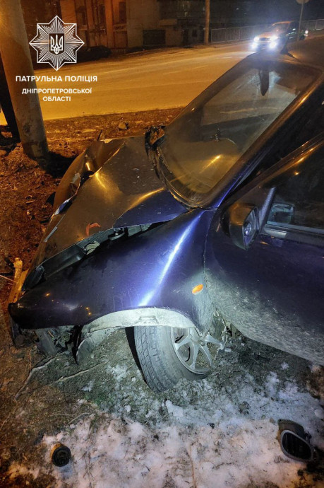У Дніпрі п'яний водій Ford врізався в електроопору