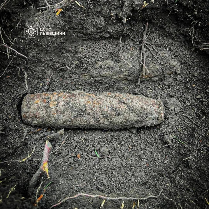 На Львівщині чоловік знайшов артилерійський снаряд біля власного будинку