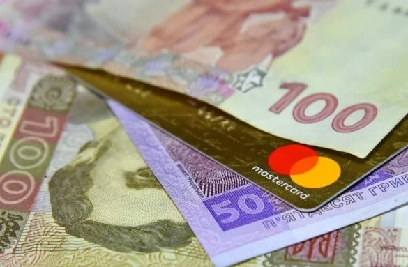 Шахрай видурив у черкащанки 250 тисяч, відкривши кредити на її ім’я та батька