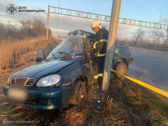 На Житомирщині рятувальники визволили водія з пошкодженого авто після ДТП