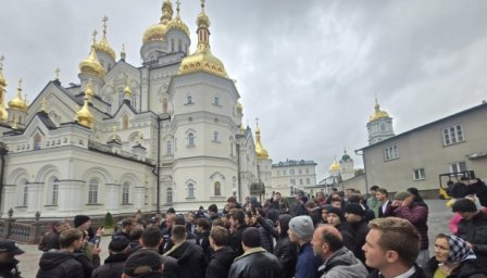 Під час обшуків у Почаївській лаврі сталися провокації за участі неповнолітніх
