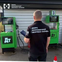 В Одесі викрили чоловіка, який понад рік нелегально продавав пальне на самовільних АЗС