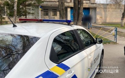 У Кременчуці біля будинку знайшли тіло чоловіка: поліція встановлює деталі
