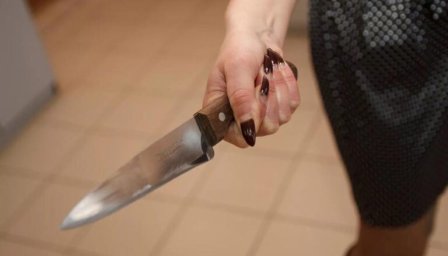 У місті Яготин Київської області чоловік під час сварки вбив свою дружину ножем. Поліція затримала зловмисника, йому загрожує до 15 років в’язниці.