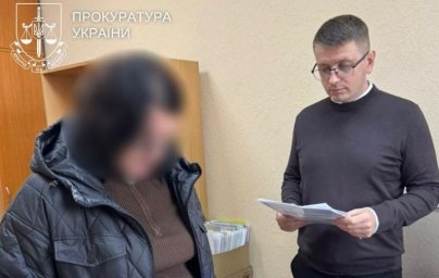 У Києві бухгалтерку підозрюють у привласненні 1,5 млн гривень виплат освітян