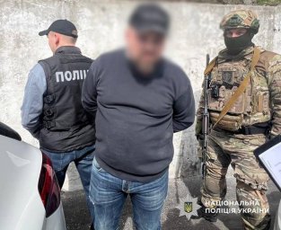 У Києві викрили схему виїзду за кордон за $50 тисяч: затримано організатора фейкових документів для 