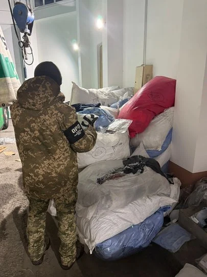 На кордоні з Польщею затримали фуру з контрабандним одягом на 2 млн грн