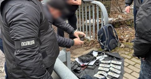 На Закарпатті суддю затримали на хабарі у 1300 доларів за скасування арешту деревини На Закарпатті суддю затримали на хабарі у 1300 доларів за скасування арешту деревини