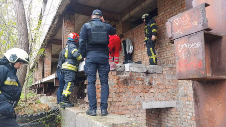 У Дніпрі школярка впала з покинутої будівлі: медики розповіли нові деталі