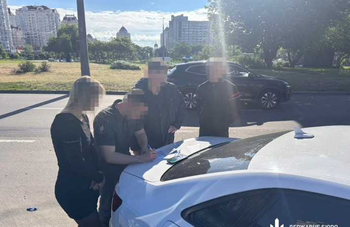 На Дніпропетровщині ексдержслужбовиця за гроші видаляла з реєстрів дані про "ухилянтів"
