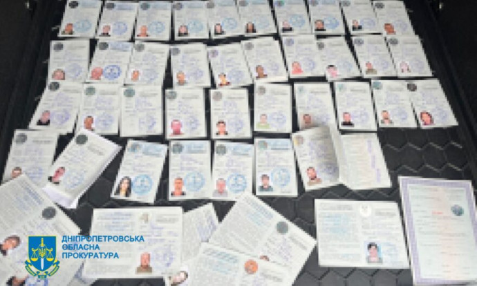 На Дніпропетровщині викрили посадовців сервісних центрів МВС на хабарях за водійські посвідчення