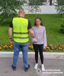У Києві судитимуть жінку, яка поштою розповсюджувала наркотики по Україні
