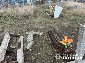 Погром на кладовищі: на Дніпропетровщині чоловік зруйнував могили