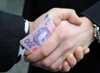 На Рівненщині судитимуть посадовця облради за хабар у пів мільйона гривень