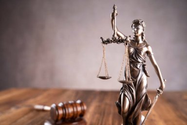 Бабуся з Харкова рік змушувала онука жебракувати: вирок суду