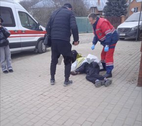 У Львові чоловік раптово помер на вулиці, а його пес залишився поруч