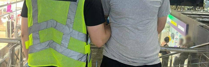 У Києві чоловік напав з ножем на товариша в ТРЦ: замах на вбивство
