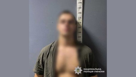 Нетверезий чоловік вибив скло в автобусі та напав на пасажирів у Києві