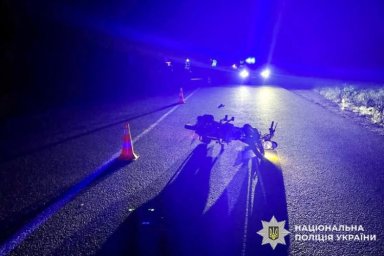 На Хмельниччині двоє підлітків на мотоциклі зіткнулися з вантажівкою