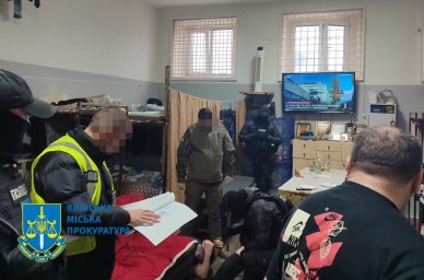 У СІЗО викрили групу рекетирів