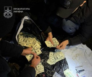 Поліцейський із Дарницького управління втік із доказами на 13,3 млн грн — його затримали на Рівненщині Поліцейський із Дарницького управління втік із доказами на 13,3 млн грн — його затримали на Рівненщині