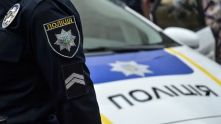 На Волині двоє п’яних чоловіків напали на поліцейських з лопатою та сокирою