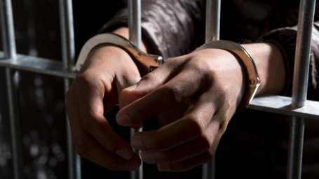 У Дніпрі судитимуть рецидивіста, який вкрав телефон, попросивши подзвонити