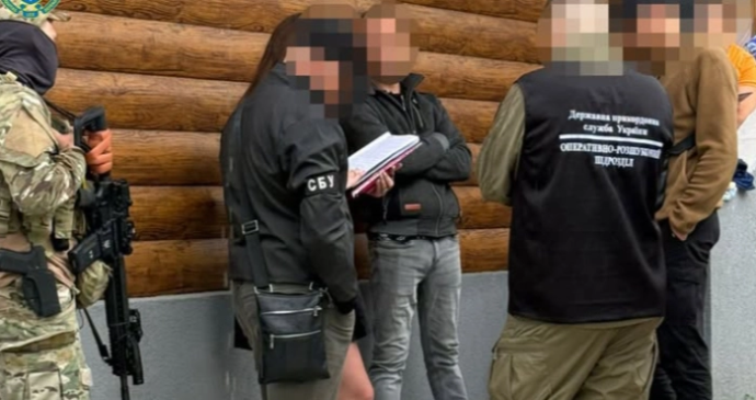 На Закарпатті жінка організувала «трансфер» ухилянта за $7000: троє фігурантів справи