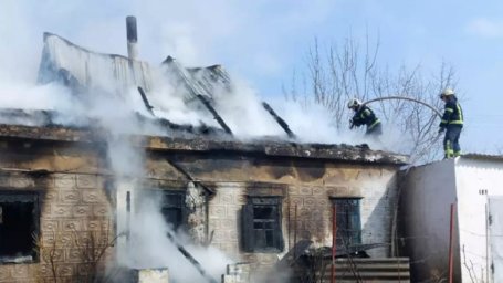 У Дніпровському районі загорівся дах житлового будинку