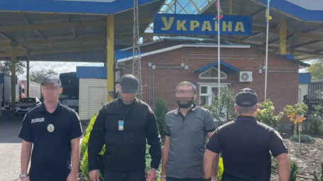 Фальшиві долари за півціни: Молдова передала Україні підозрюваного у збуті підроблених купюр